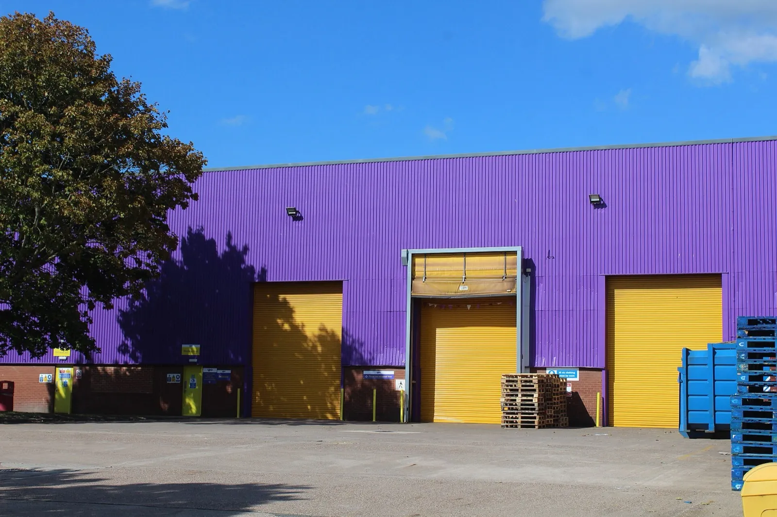 Warehouse for sale in Miami — industrial distribution warehouse with loading docks